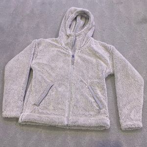 Soft, zip up jacket from north face! Has pockets and a hood!